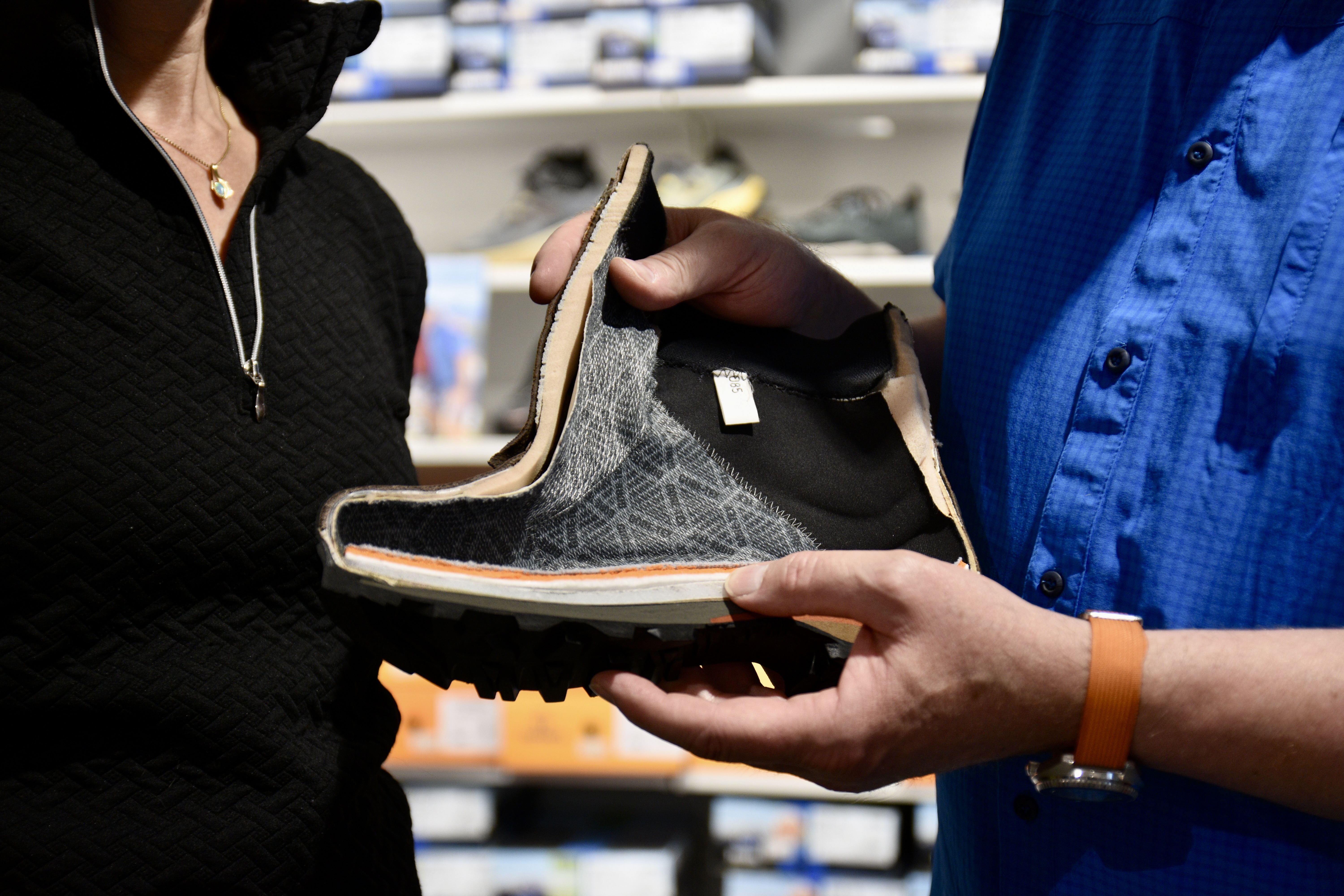 Beratungsgespräch im Laden zur Auswertung der Messergebnisse