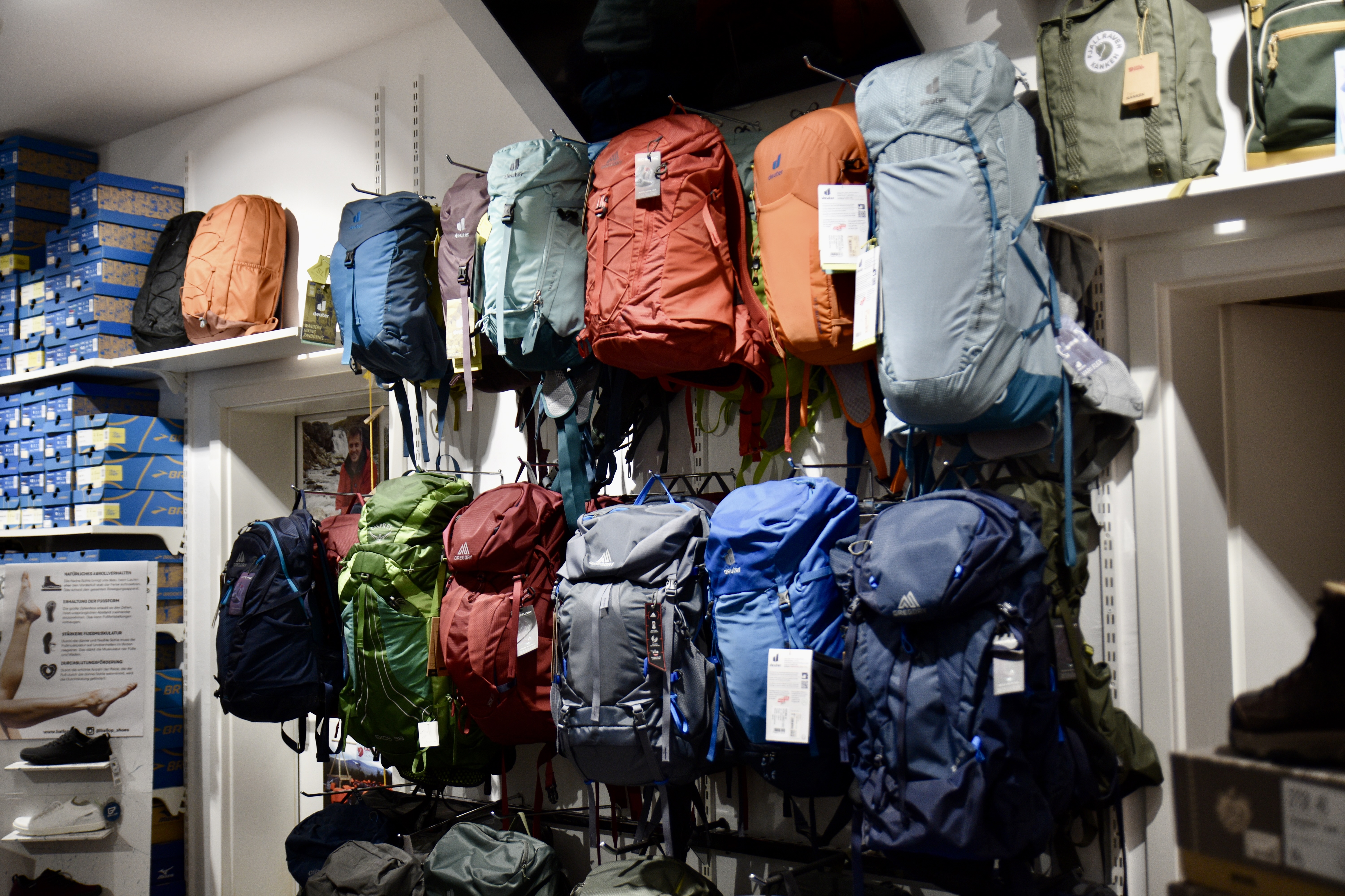 Wand voller Touren- und Trekkingrucksäcke in verschiedenen Farben